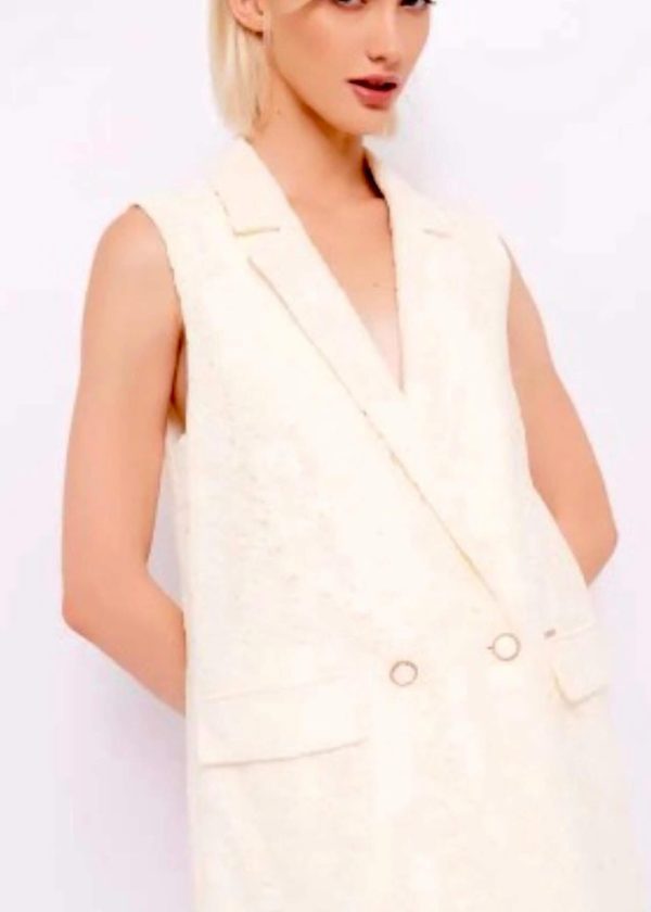 Colete de Renda com Botão Duplo