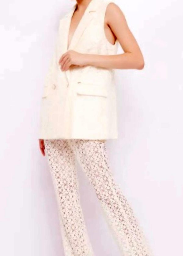 Colete de Renda com Botão Duplo