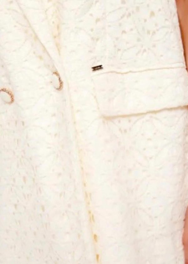 Colete de Renda com Botão Duplo